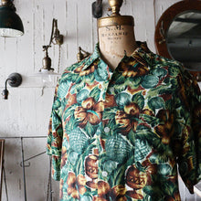Load image into Gallery viewer, 1960's "SOUTH PACIFIC" RAYON HAWAIIAN SHIRT (SZMEDIUM / GOOD CONDITION)