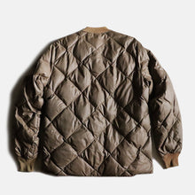 Load image into Gallery viewer, 1970's "EDDIE BAUER" QUILTING DOWN JACKET (LARGE)