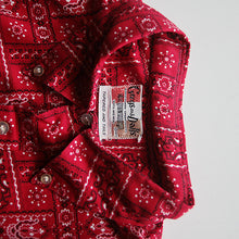 Load image into Gallery viewer, N.O.S 1960's "GUYS AND DOLLS" BANDANA PATTERN S/S PULLOVER (LARGE)