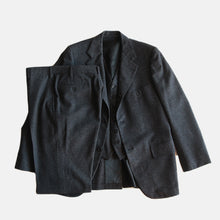Load image into Gallery viewer, VINTAGE "BROOKS BROTHERS" THREE PIECE WOOL SUIT (39R×W32) MINT CONDITION