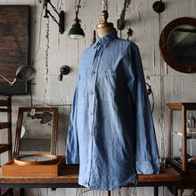 Load image into Gallery viewer, 1940's~ "U.S.N" BLUE CHAMBRAY SHIRT (SZ 14H / DEADSTOCK→1 WASH)