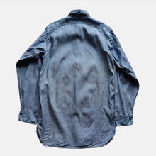 Load image into Gallery viewer, 1940's~ "U.S.N" BLUE CHAMBRAY SHIRT (SZ 14H / DEADSTOCK→1 WASH)