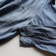 Load image into Gallery viewer, 1940's~ "U.S.N" BLUE CHAMBRAY SHIRT (SZ 14H / DEADSTOCK→1 WASH)
