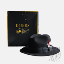 Load image into Gallery viewer, VINTAGE "DOBBS" HAT BOX WITH FELT HAT (SZ 60cm / AROUND 1970's / DEADSTOCK)