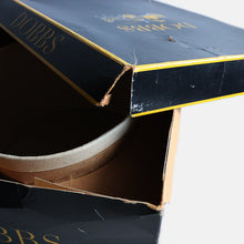 Load image into Gallery viewer, VINTAGE "DOBBS" HAT BOX WITH FELT HAT (SZ 60cm / AROUND 1970's / DEADSTOCK)