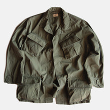 Load image into Gallery viewer, MADE IN USA 1960's "U.S.ARMY" JUNGLE FATIGUE JACKET (MEDIUM-REG)