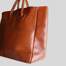 Load image into Gallery viewer, 1980's "L.L.BEAN" LEATHER TOTE BAG (SZ MEDIUM / GOOD CONDITION)