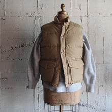 Load image into Gallery viewer, 1970's "L.L.BEAN" GOOSE DOWN VEST (MEDIUM) MINT CONDITION