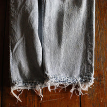 Load image into Gallery viewer, 1980's "LEVI'S" 550 DAMAGE DENIM (SZ W31×L32 / GOOD FADE / MADE IN USA)