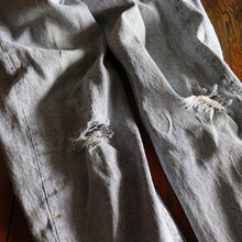 Load image into Gallery viewer, 1980's "LEVI'S" 550 DAMAGE DENIM (SZ W31×L32 / GOOD FADE / MADE IN USA)