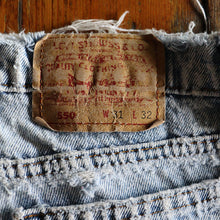 Load image into Gallery viewer, 1980's "LEVI'S" 550 DAMAGE DENIM (SZ W31×L32 / GOOD FADE / MADE IN USA)