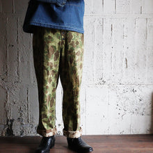 Load image into Gallery viewer, 1940's "U.S.M.C" P-44 DUCK HUNTER CAMO TROUSER (SZ W36 L30 / GOOD CONDITION)
