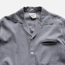 Load image into Gallery viewer, 1950's HOUNDSTOOTH RAYON BOX SHIRT (SZ MEDIUM / GOOD CONDITION)
