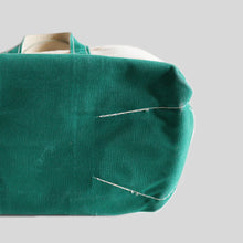 Load image into Gallery viewer, 1980's "L.L.BEAN" CANVAS TOTE (SZ MEDIUM / GOOD CONDITION)