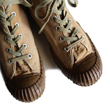 Load image into Gallery viewer, ~ 1960's "CONVERSE" TRANIG SHOES (8)