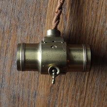 画像をギャラリービューアに読み込む, ANTIQUE "BRYANT" BRASS DOUBLE SOCKET