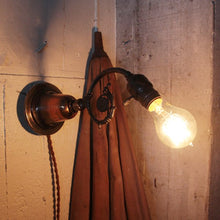 画像をギャラリービューアに読み込む, ANTIQUE JAPANNED WALL SCORN LAMP
