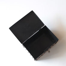 画像をギャラリービューアに読み込む, ANTIQUE "ERIE ART METAL CO." JAPANNED STRONG BOX