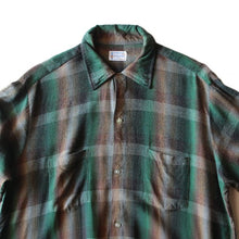 Load image into Gallery viewer, ~ 1960's "TOWNCRAFT" RAYON BOX SHIRT (LARGE)