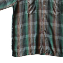 Load image into Gallery viewer, ~ 1960's "TOWNCRAFT" RAYON BOX SHIRT (LARGE)