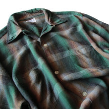 Load image into Gallery viewer, ~ 1960's "TOWNCRAFT" RAYON BOX SHIRT (LARGE)