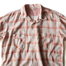 Load image into Gallery viewer, 1960's "SPORTSWEAR" PRINT FLANNEL BOX SHIRT (LARGE)