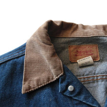 Load image into Gallery viewer, OLD "LEVI'S" 70504 DENIM JACKET MINT CONDITION (44 LARGE)