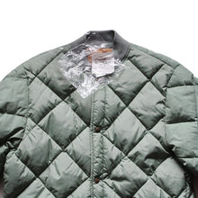 Load image into Gallery viewer, NOS 1970's "EDDIE BAUER" QUILTING INNER DOWN (MEDIUM)