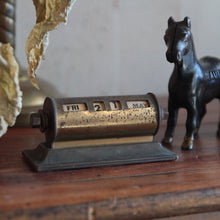 Load image into Gallery viewer, VINTAGE DESK COLENDAR