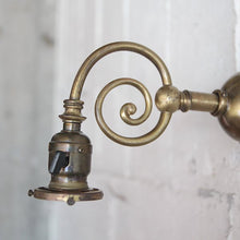 画像をギャラリービューアに読み込む, ANTIQUE "CURLY-Q"  BRASS WALL LAMP