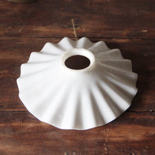 画像をギャラリービューアに読み込む, VINTAGE WHITE MILK GLASS PETTICOAT LAMP SHADE (2 1/4 FITTER)