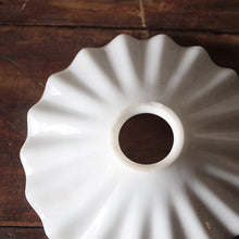 画像をギャラリービューアに読み込む, VINTAGE WHITE MILK GLASS PETTICOAT LAMP SHADE (2 1/4 FITTER)