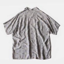 Load image into Gallery viewer, 1950's "KAHANAMOKU" RAYON BOX S / S SHIRT MADE MY CISCO (LARGE)