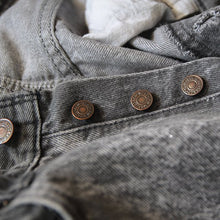 Load image into Gallery viewer, 1990's "LEVI'S" 501 ICE WASH BLACK DENIM PANTS (W32)