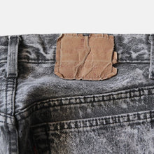 Load image into Gallery viewer, 1990's "LEVI'S" 501 ICE WASH BLACK DENIM PANTS (W32)