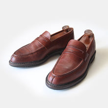 Load image into Gallery viewer, "ALLEN EDMONDS" COIN LOAFERS MADE IN USA (9) MINT CONDITION