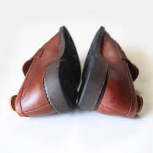 Load image into Gallery viewer, "ALLEN EDMONDS" COIN LOAFERS MADE IN USA (9) MINT CONDITION