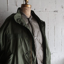 Load image into Gallery viewer, 1970's "EDDIE BAUER" SKY RINER QUILTING DOWN (LARGE)