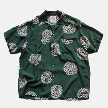 Load image into Gallery viewer, 1950's "KAHANAMOKU" RAYON ALOHA SHIRT (LARGE)