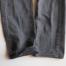 Load image into Gallery viewer, 1990's "LEVI'S" 501 BLACK DENIM PANTS MADE IN USA (W32 L32)