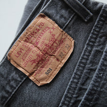 Load image into Gallery viewer, 1990's "LEVI'S" 501 BLACK DENIM PANTS MADE IN USA (W32 L32)