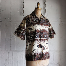 Load image into Gallery viewer, 1960&#39;s ORIGINAL HAND PRINT HAWAIIAN SHIRT (SZ FITS LIKE LARGE / GOOD PATTERN)
