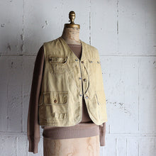 Load image into Gallery viewer, 1950&#39;s &quot;AMERICAN FIELD&quot; FISHING VEST (SZ MEDIUM / HALF MOON)
