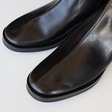 Load image into Gallery viewer, &quot;CLINCH&quot; JODHPUR BOOTS (HORSEBUTT / BLACK)
