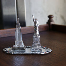 Load image into Gallery viewer, 1960&#39;s &quot;NEW YORK&quot; SOUVENIR SALT &amp; PEPPER WITH TRAY
