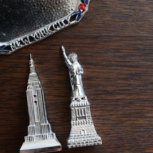 Load image into Gallery viewer, 1960&#39;s &quot;NEW YORK&quot; SOUVENIR SALT &amp; PEPPER WITH TRAY
