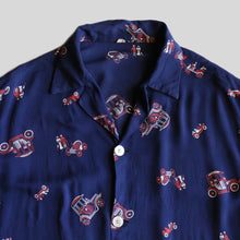 Load image into Gallery viewer, 1950's S/S RAYON SHIRT (SZ MEDIUM / GOOD CAR PRINT)
