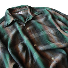 Load image into Gallery viewer, ~ 1960&#39;s &quot;TOWNCRAFT&quot; RAYON BOX SHIRT (LARGE)
