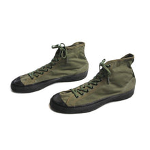 Load image into Gallery viewer, 1945&#39;s &quot;USARMY&quot; TRAINING SHOES (9) MINT CONDITION
