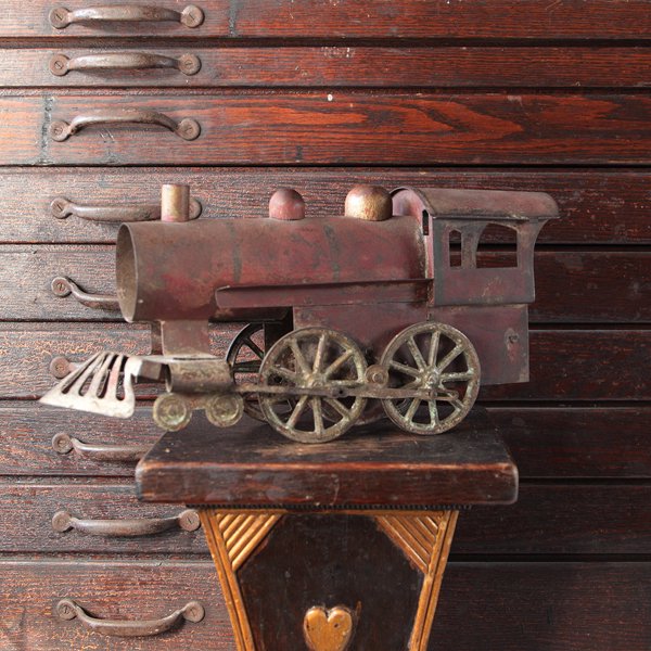 ANTIQUE LOCOMOTIVE TIN TOY